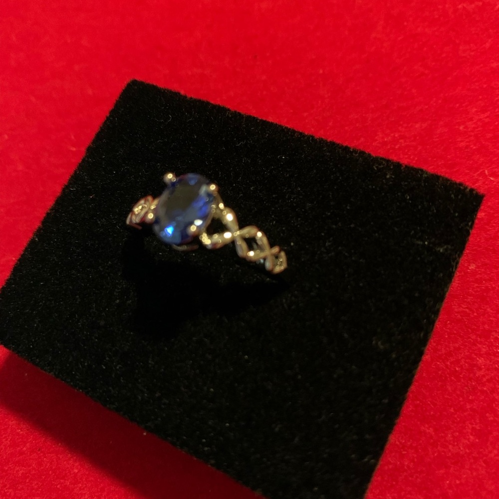 Exquisite Sterling Silver Blue Crystal Ring - Picture 3 of 5